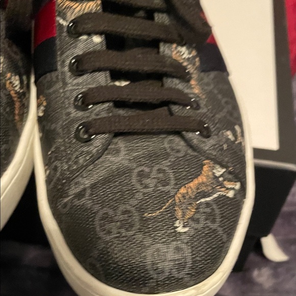 Gucci Men's Black Sneakers with Red Stripe - Picture 12 of 12